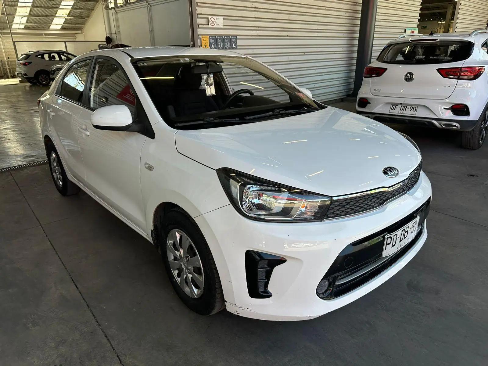 Automovil Kia Soluto